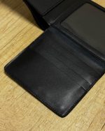 PORTOFEL DIN PIELE NATURALA – model IPA DGR1 - cu insignă - imagine 3